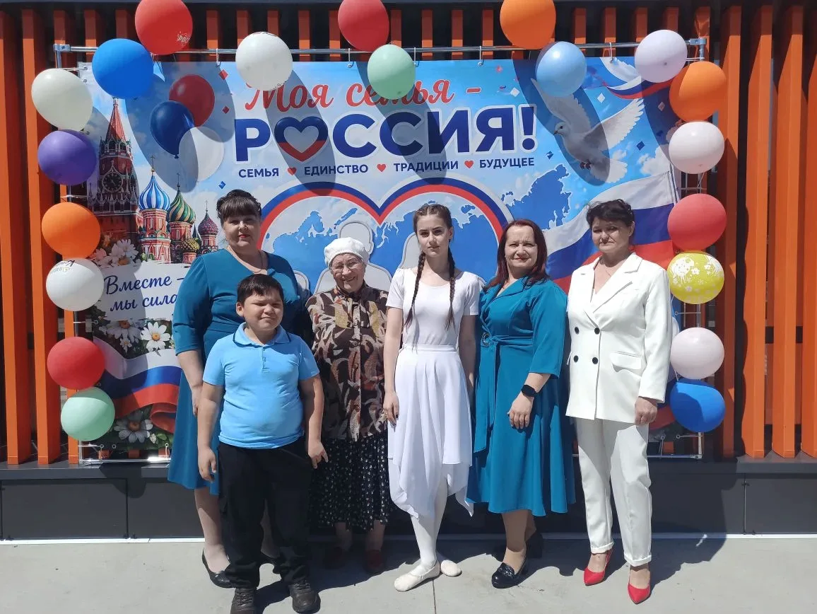 В МЕЖДУНАРОДНЫЙ ДЕНЬ СЕМЬИ В РОМАНОВСКОМ РАЙОНЕ ПРОХОДИЛ КРАЕВОЙ ФЕСТИВАЛЬ «ВСЕЙ СЕМЬЁЙ НА СЦЕНУ».  