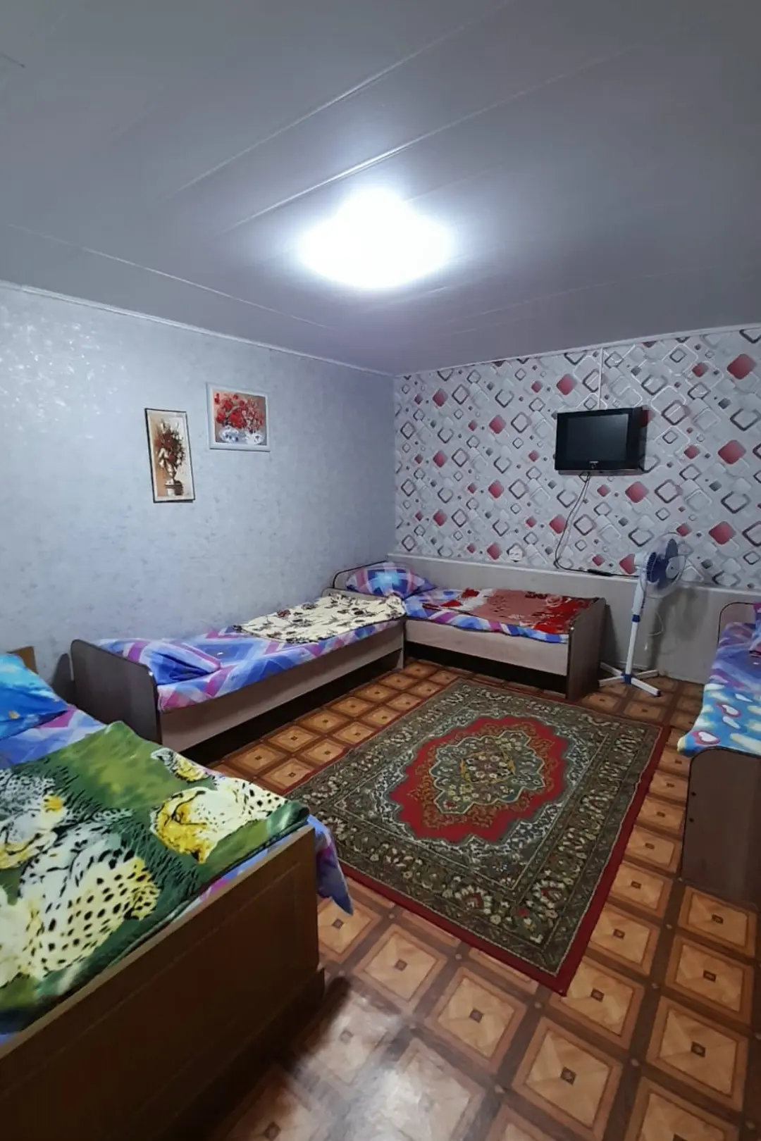 🏖️ До Солёных озёр — всего 7–10 минут пешком.
🏠 Сдаются 3–4-местные комнаты в мини-гостинице
📌 Бе