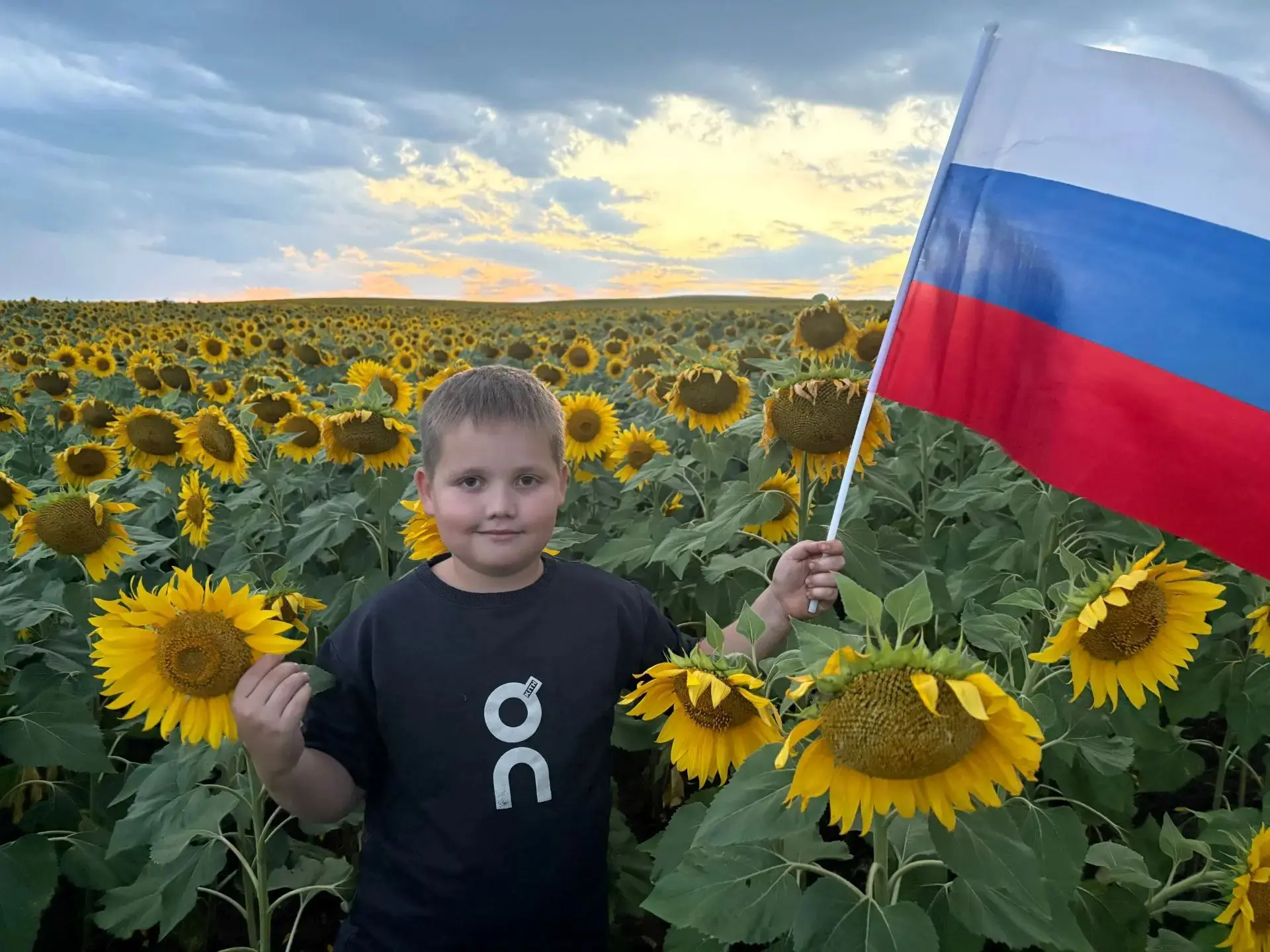Ученики нашей школы продолжают активно участвовать в праздничных мероприятиях. Кузьмин ...