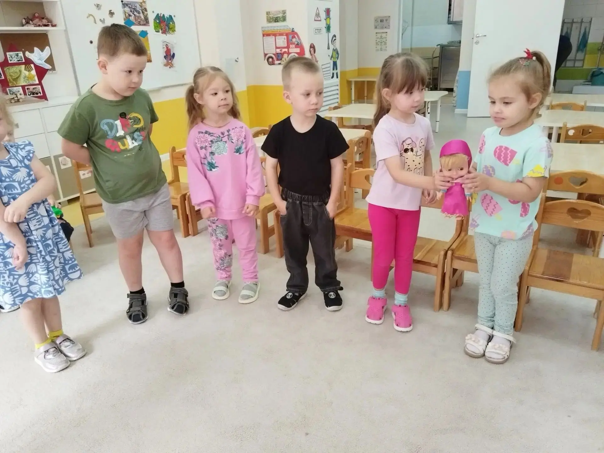 Сегодня ребята из группы "Солнышко" знакомились с удивительным миром создания мультфильмов, обогащая