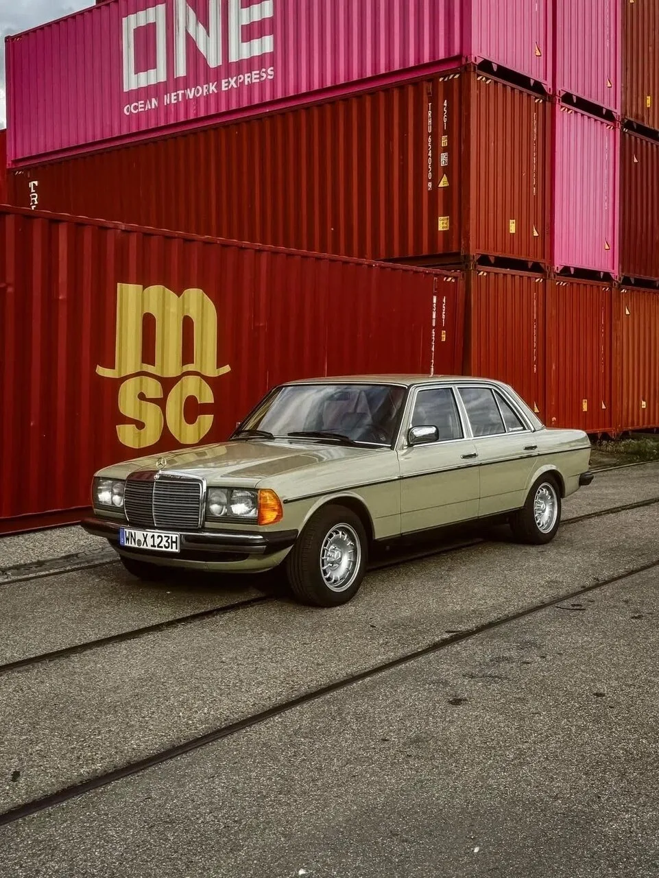 Помните этот легендарный силуэт дорог 80-х? Mercedes-Benz W123 — олицетворение надёжности. Его созда