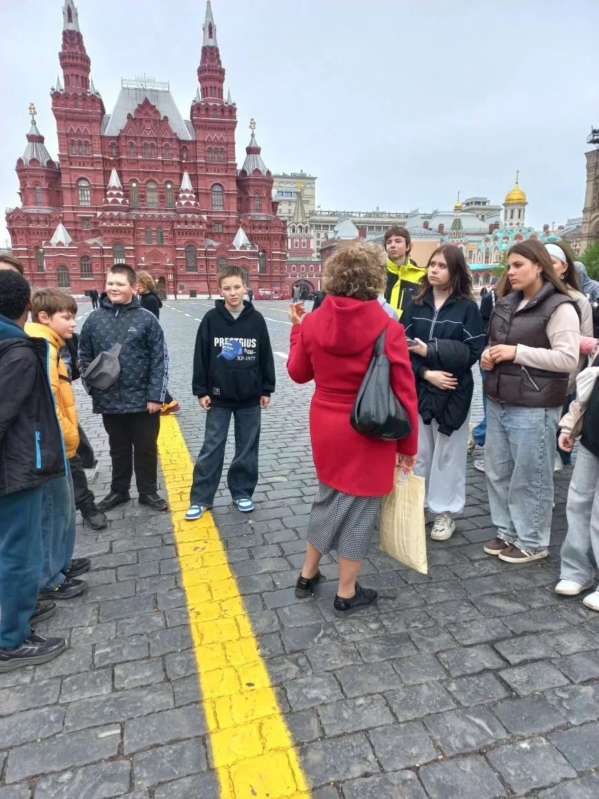 👉6А и 8Д перед летними каникулами отправились на экскурсию в г. Москва с турфирмой "Заповедник време