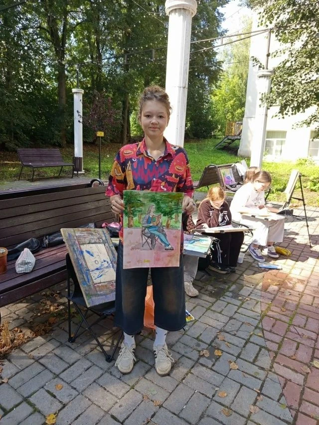 Во второй день пленэрной практики 18.08.2026 рисовали фигуру человека на природе. Препо...
