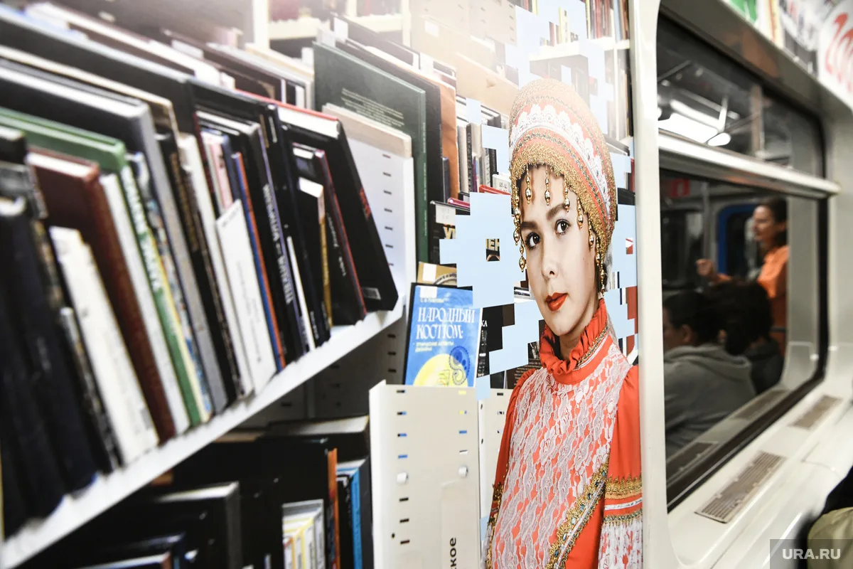 В екатеринбургском метро запустили «Книжный экспресс» — вагон-музей, посвященный литературной жизни 