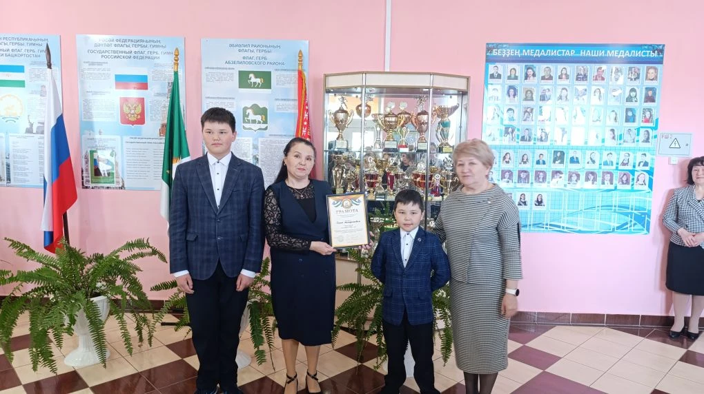 Хәйерле иртә, хөрмәтле ата-әсәләр! Линейка гимн менән башланып китте. Район ярыштарында...