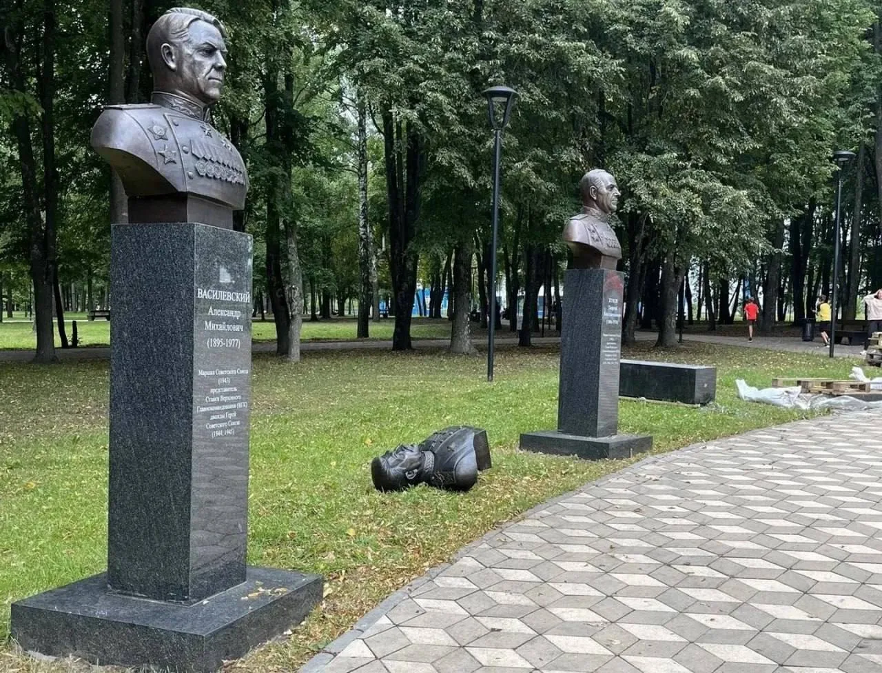 В Орле начали устанавливать бюст Сталина в парке Победы

В парке Победы стартовала установка бюста И