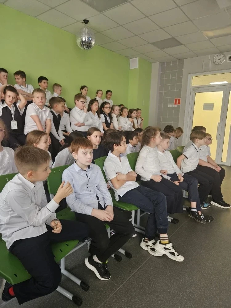 Уроки безопасности от профессионала 👨‍🏫🔥  Сегодня в МАОУ «Школа №115» прошли важные и познавательные
