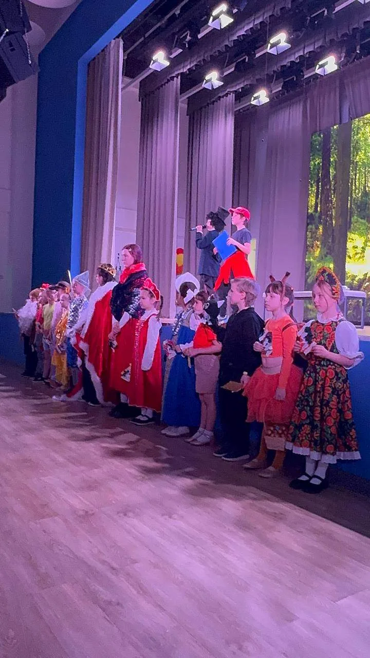 🎭 Сегодня актовый зал школы превратился в Лукоморье!  Знаете, что бывает, если дать современному под