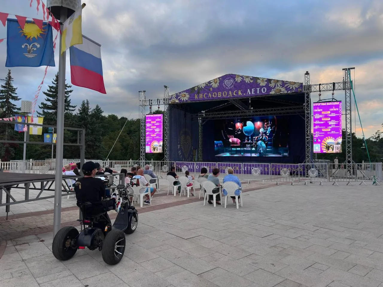 Уютный кинотеатр под открытым небом в Комсомольском парке.