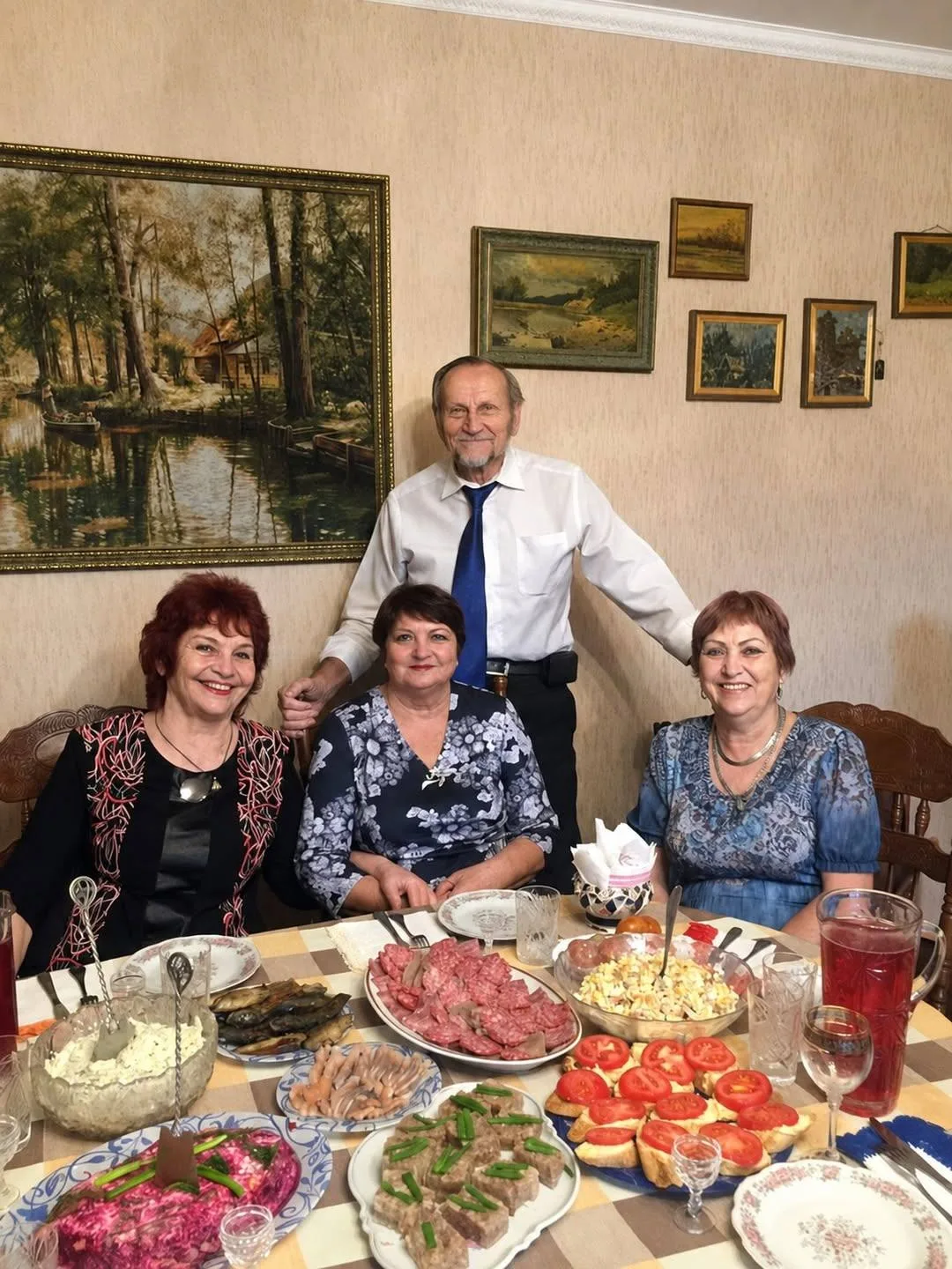 Мой муж пригласил на своё 70-летие двух незнакомых мне женщин — когда он положил на стол три конверт
