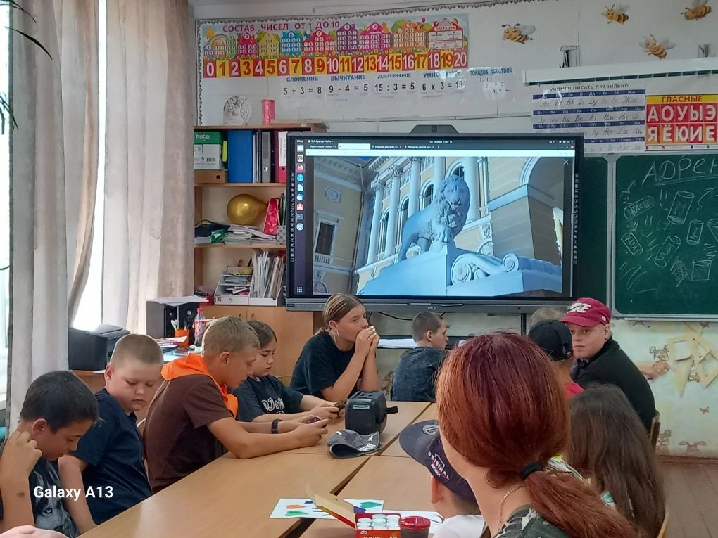 Вожатые отрядов провели для ребят виртуальную экскурсию по залам Михайловского дворца. Русское искус