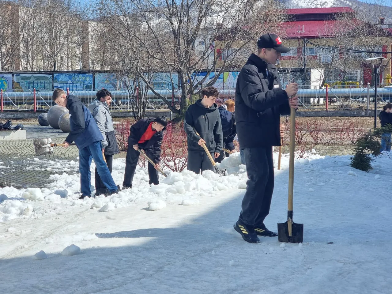 💪 Разворошили последний снег!❄️➡️🌱  ☀️Сегодня пятница, а это значит, что учителя и гимназисты снова 