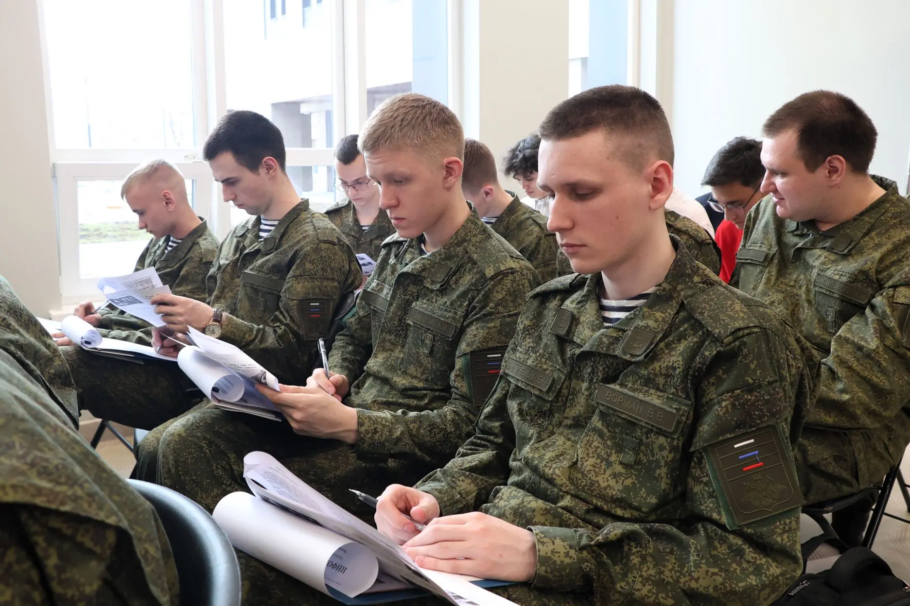 🕊️ Диктант Победы в СахГУ: пишем историю вместе  Студенты и преподаватели университета объединились 