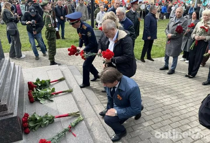 Губернатор Александр Дрозденко, члены правительства Ленобласти и другие участники шествия “Бессмертн
