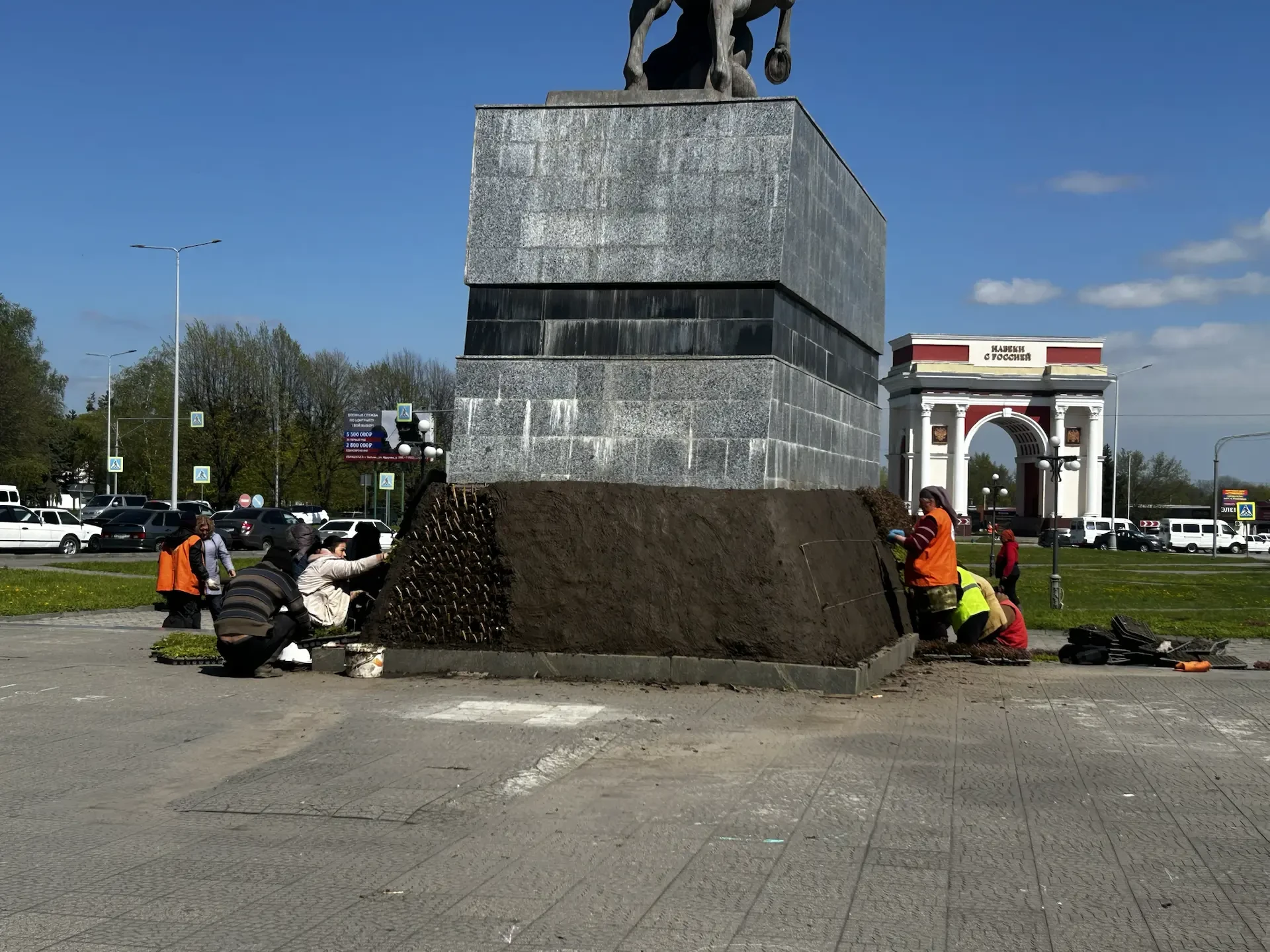 Продолжаем летнее оформление городских общественных пространств 🌿

Специалисты Горзеленхоза проводя