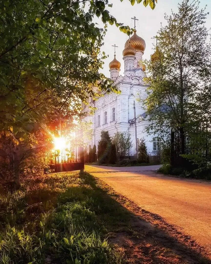 🕊🌿🕊🌿🕊🌿
Дай Бог вам повод улыбаться, любить, смеяться, песни петь.
Рассветам чистым удивляться,