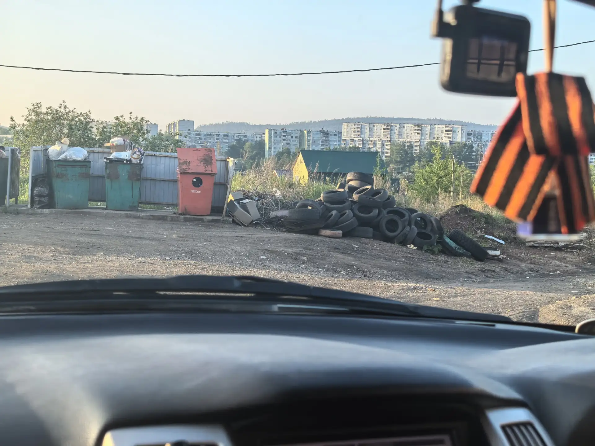 Вот так вот выглядит в действии работа регионального оператора. И такое зачастую по всему городу, за