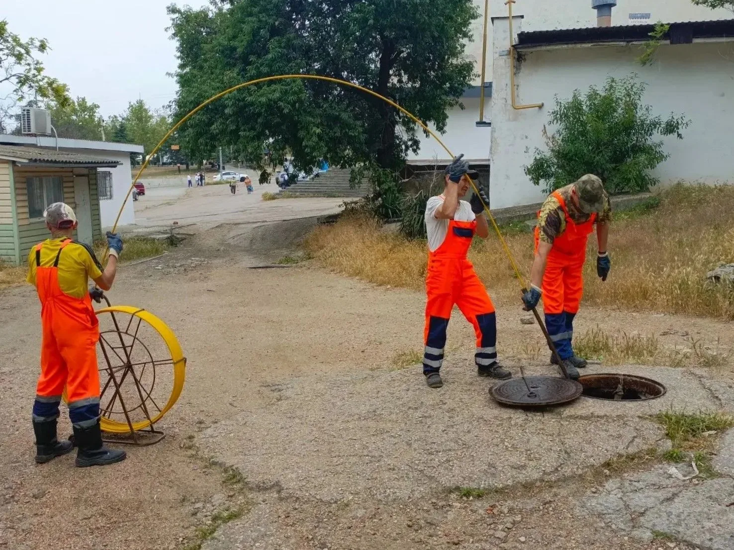 🛠 Рабочие моменты
⁣
Устранили засоры на ул.Генерала Жидилова и на пр.Победы.

Но одной из фотографи