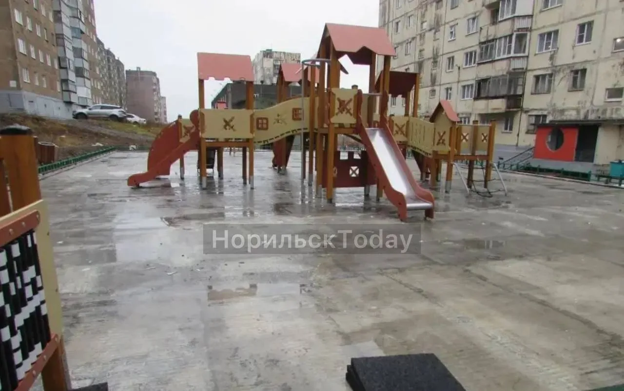 «Что это значит, класть плитку на Космонавтов, 12 в дождь и в холод. Так еще и бордюр к...