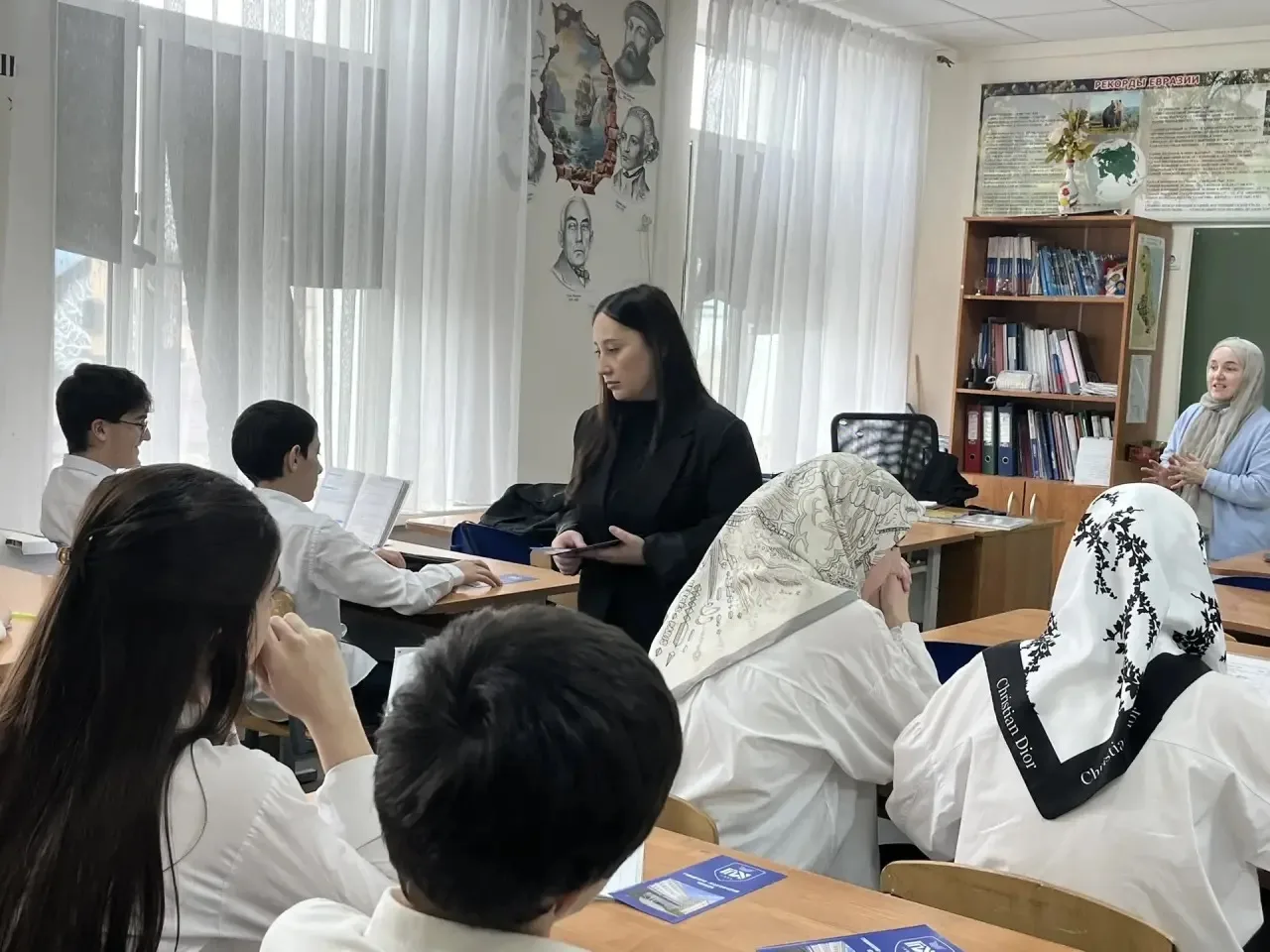 Сотрудники гуманитарно-педагогического колледжа провели профориентационные беседы с девятиклассникам