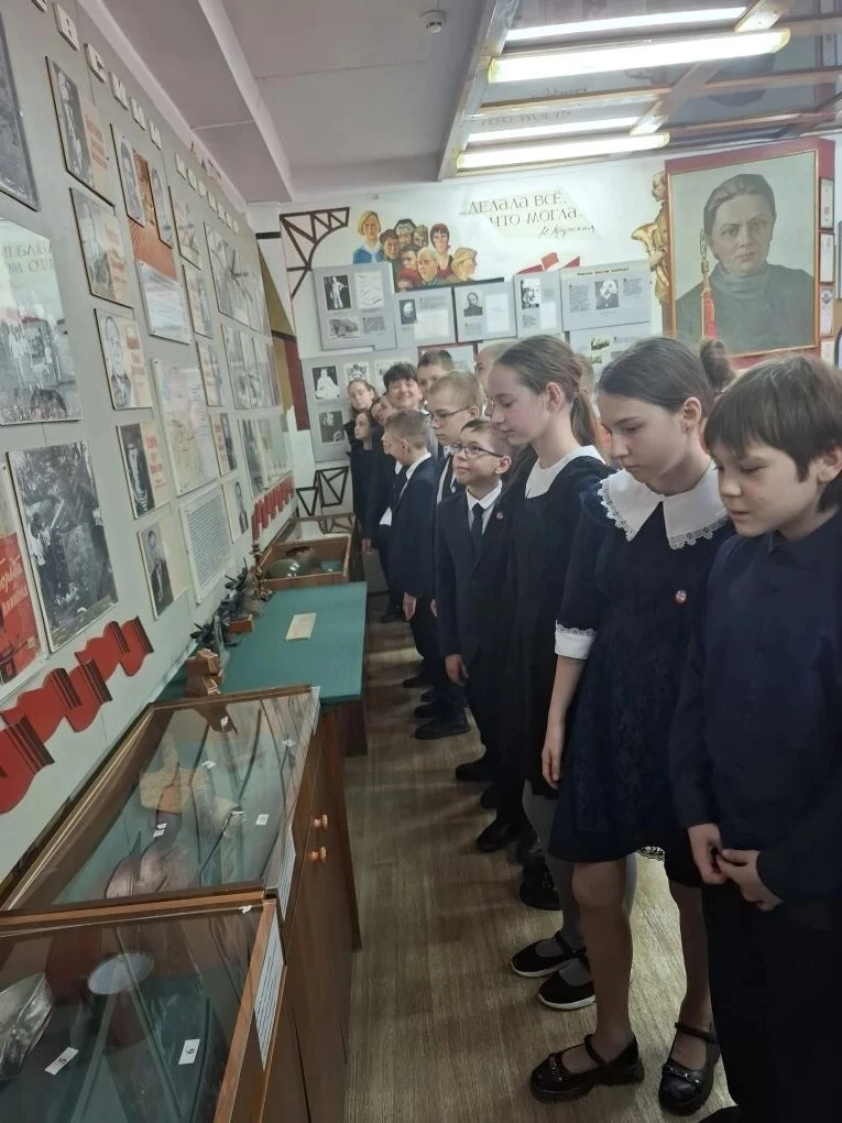 🇷🇺 22 апреля в 5В классе (1 корпус) прошёл музейный урок «Мы этой памяти верны», который провела Ряб
