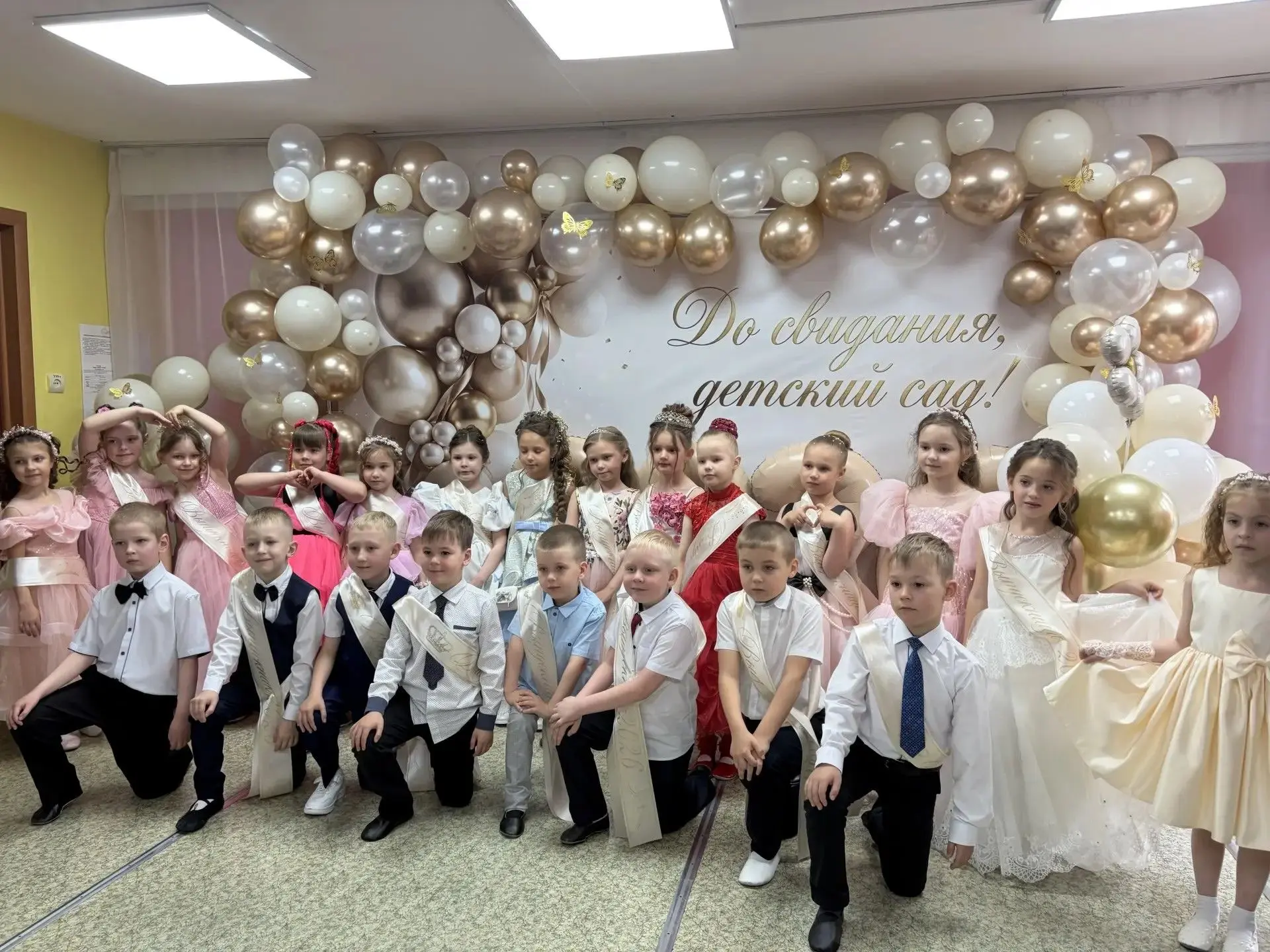 🎉 У нас выпускной! 🎉 🥳Наши  выпускники:
✔️ пели,
✔️ читали стихи,
✔️ танцевали до упаду! 💃🕺А ещ