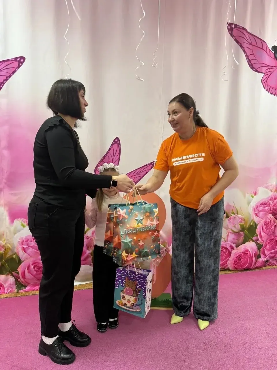 «Вам, любимые!»: В Новошахтинске поздравляют семьи наших героев 🌸 В эти предпраздничные дни наш горо