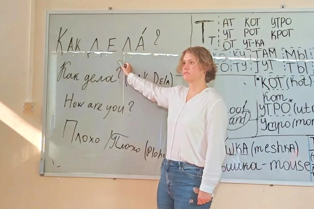 Гимн РФ, Гагарин и мастер-класс по археологии 👨‍🚀🇷🇺🚀  И это в Камбодже! 🇰🇭  В Королевстве Камбоджа п