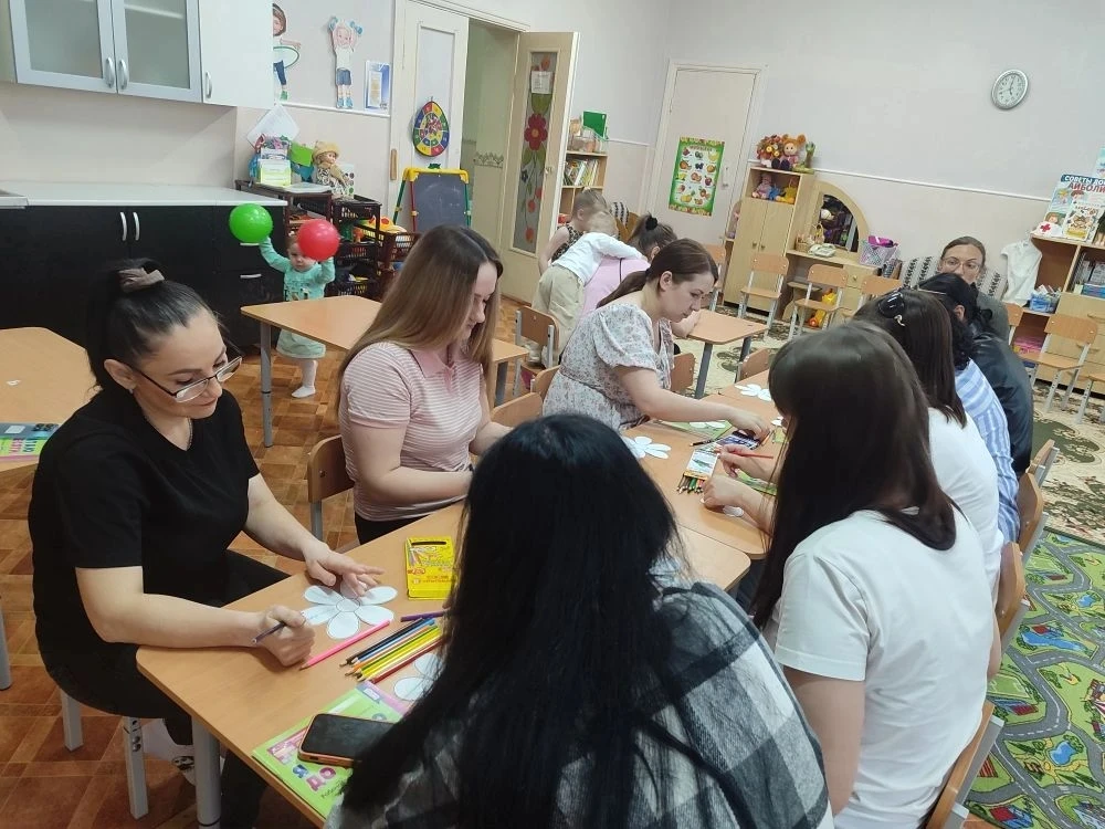 На родительском собрании воспитатель Наталья Александровна Самохвалова провела с родите...
