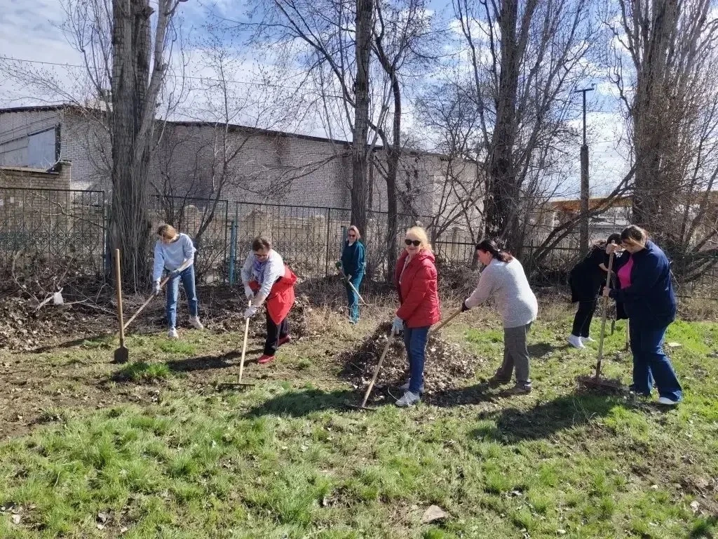 Объявляем старт месячника по благоустройству территории!  Сегодня наши педагоги и ученики подали отл