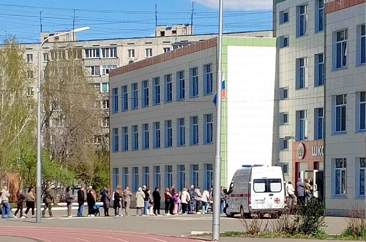 Родители выстраиваются в очередь у курганских школ, чтобы забрать детей.   На фото буквально пробка 