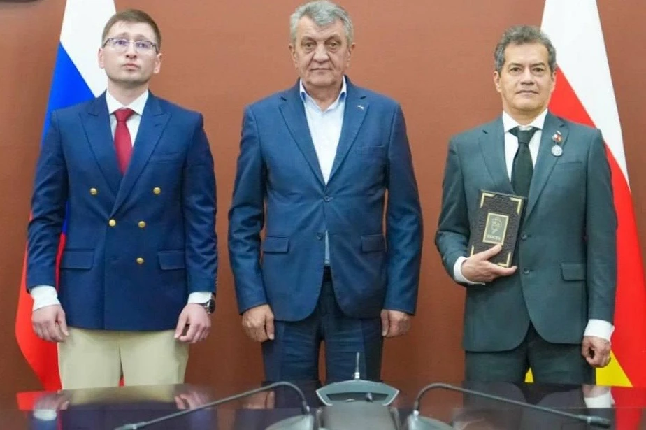 🎖️Колумбийский литератор Рубен Флорес удостоен медали «Во Славу Осетии». Награду ему в...