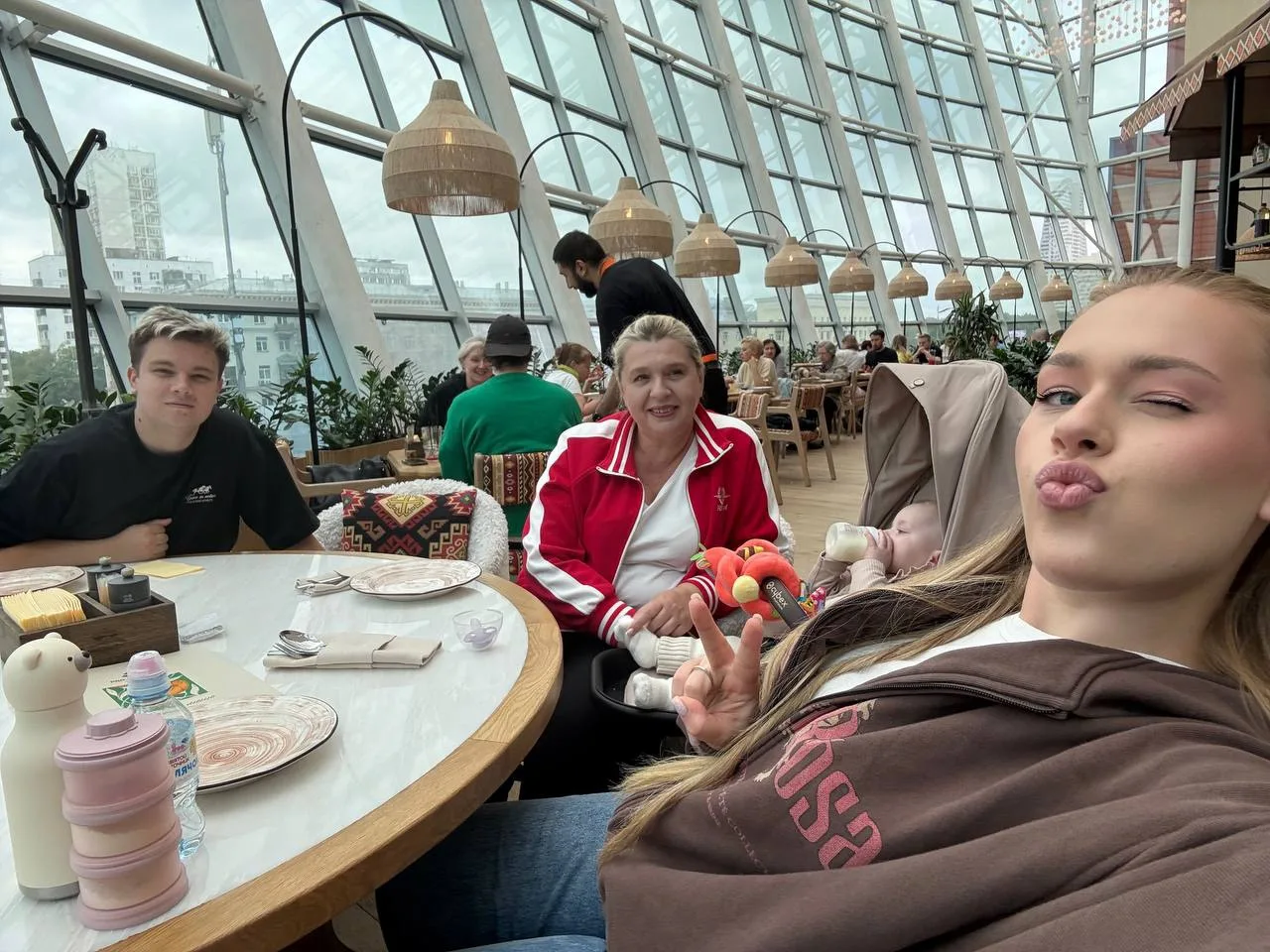 мамулик приехала🌷🌸

хотели пойти погулять,а на улице дождь без остановки🫠
поэтому приехали гулять