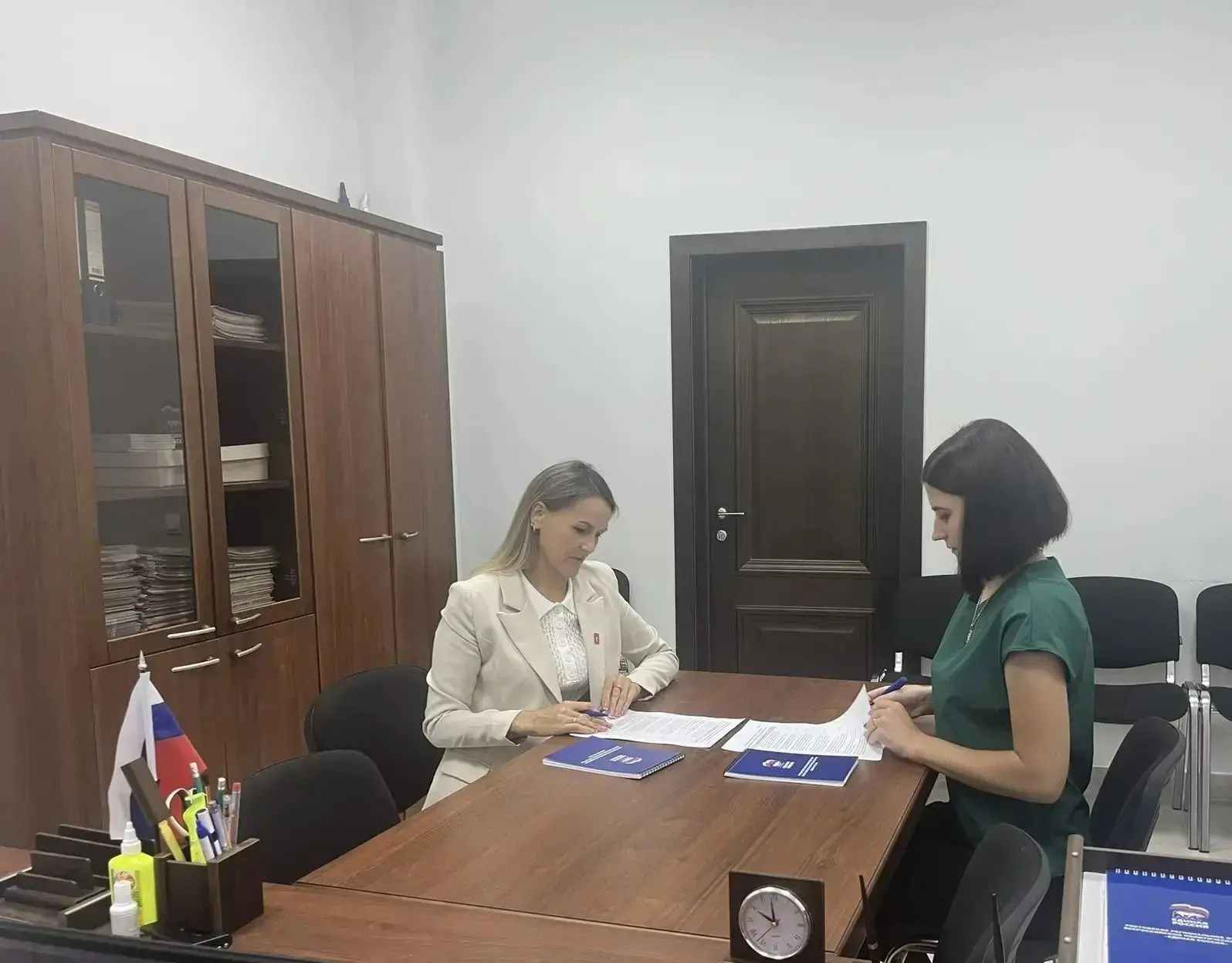 В общественной приемной партии «ЕДИНАЯ РОССИЯ» в Кашарском районе прошла встреча Исполн...