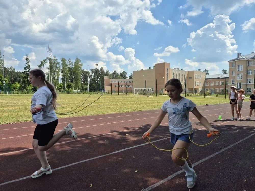 В рамках проекта «Умные каникулы» прошли увлекательные спортивные эстафеты. Ребята соревновались в л