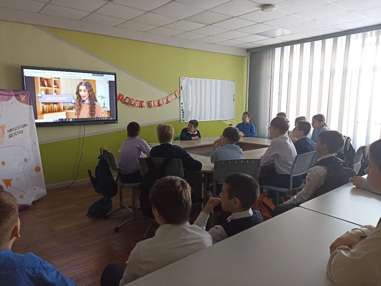 🇷🇺 В понедельник 2 марта  учебная неделя началась с линейки,  на которой прозвучал гимн РФ .  В торж