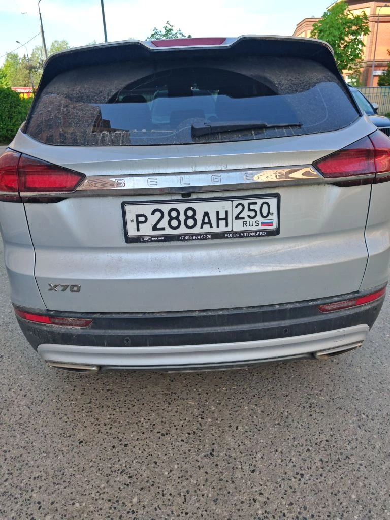 Уберите машины!!! Водоканалу нужен проезд!!! У них авария на сетях!!! Заливает подвалы ...