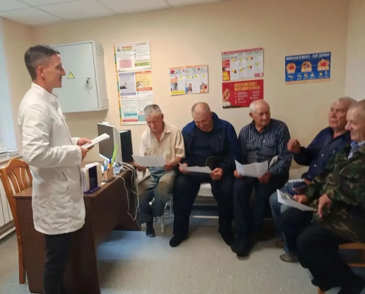 ‼ Фельдшер Чистопольской ЦРБ напомнил жителям села о вреде алкоголя.