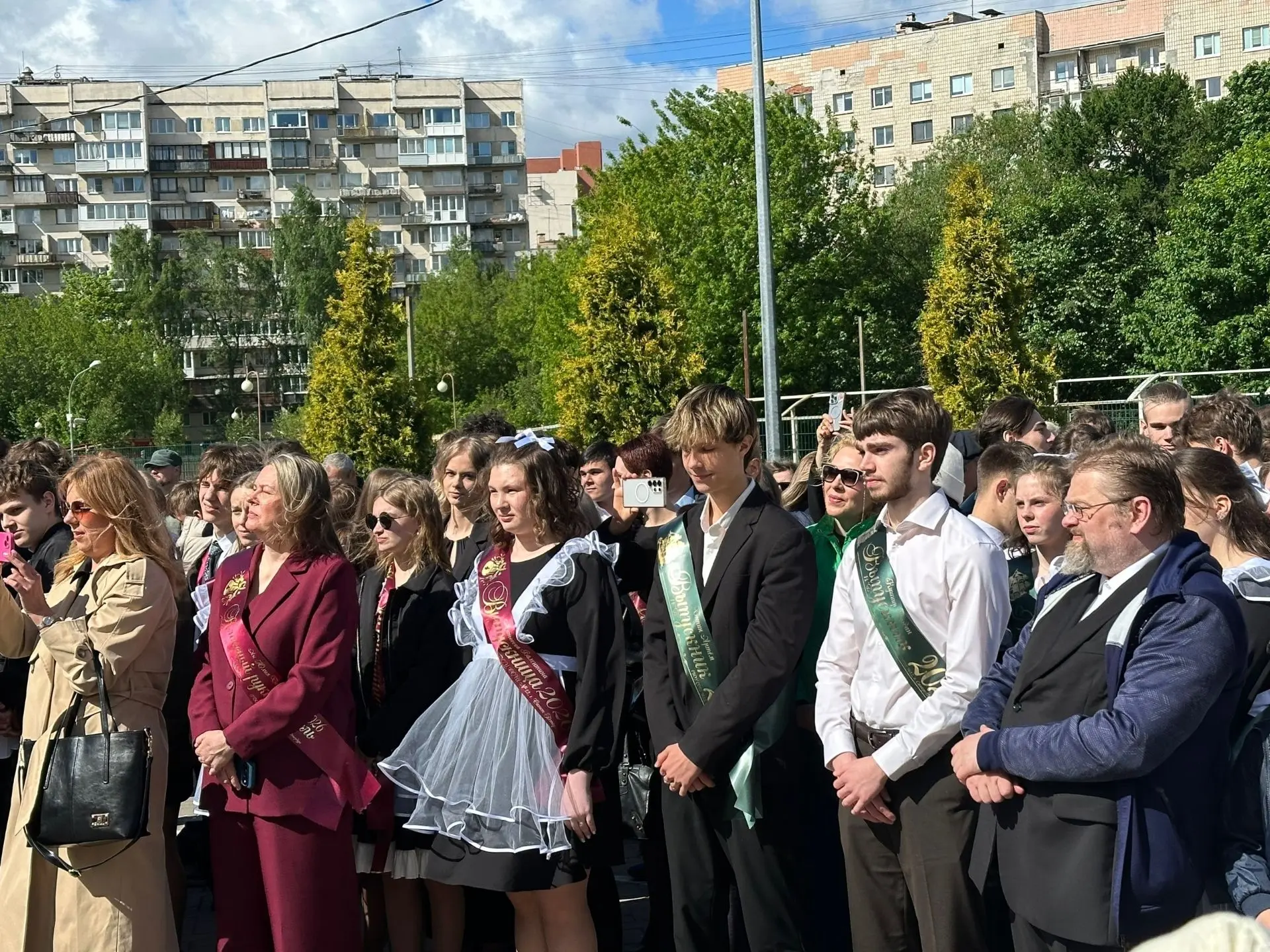 Привет, школа 👋  Ну вот и все! Прозвенел тот самый звонок 🛎  Сегодня в нашей школе было по-особенном