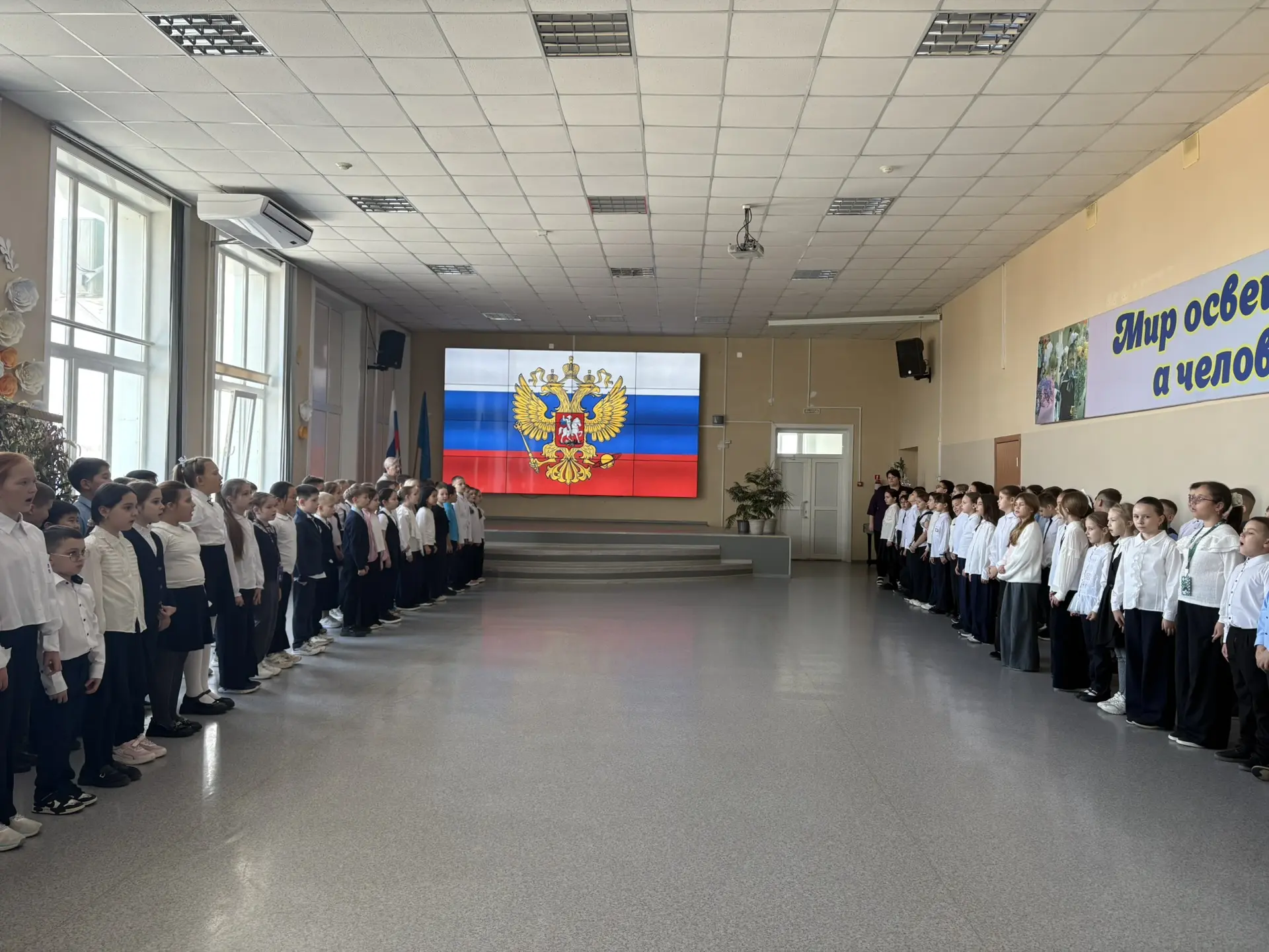 Торжественные линейки традиционно открыли учебную неделю.