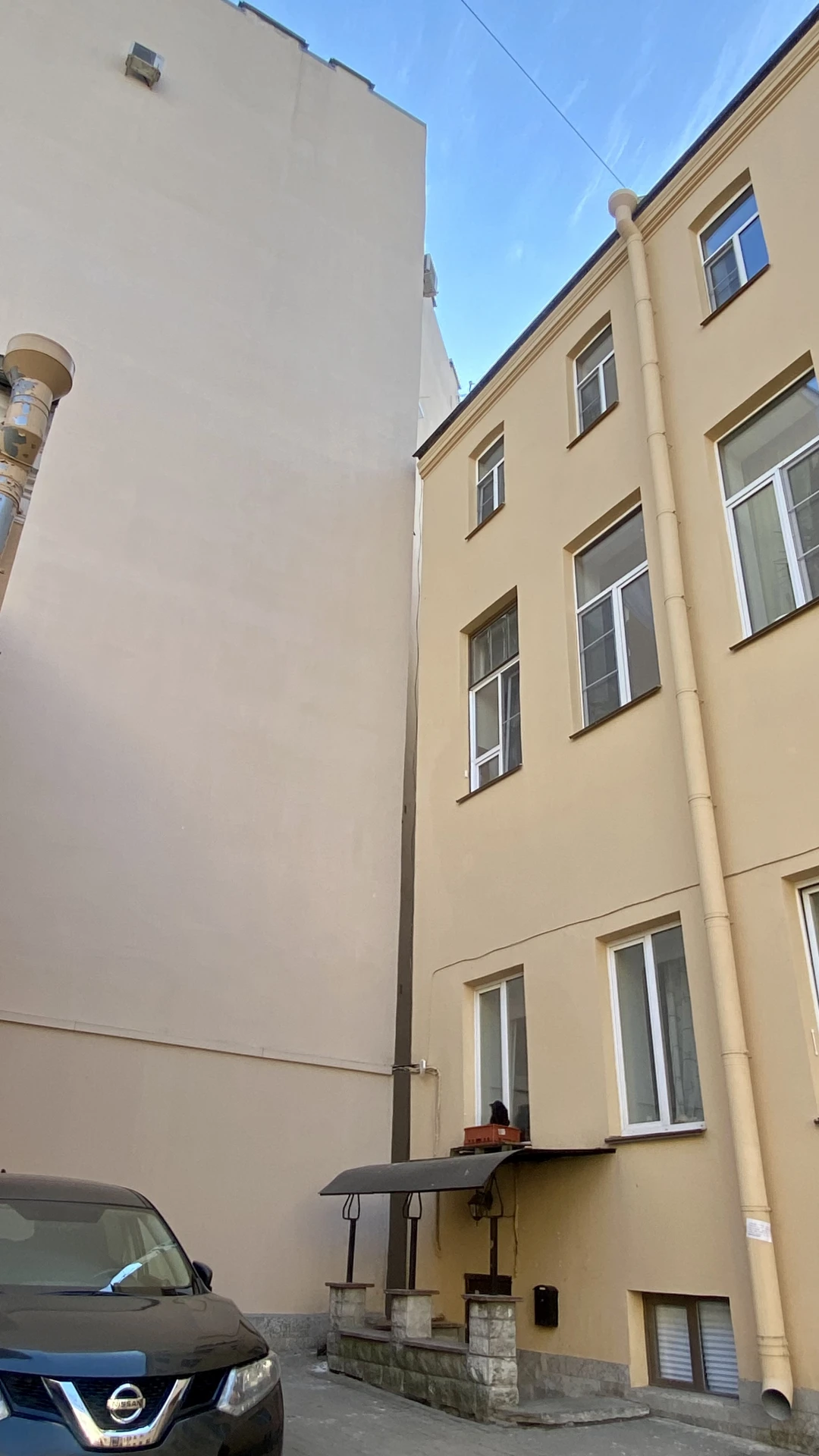 А скрывается в этом дворе вот такое пространство за щелью между домами. Просто так туда...