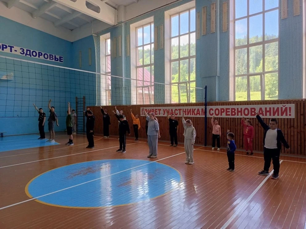 Очередной день в лагере был посвящён играм: подвижным 🏐 и настольным ♟️
Утро традиционно началось с