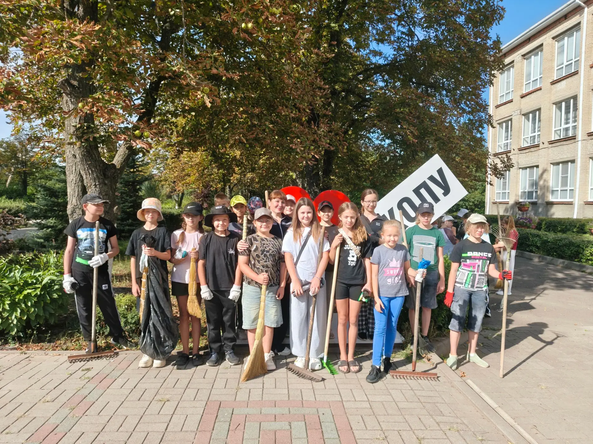 Обучающиеся 5 "А" класса приняли активное участие в акции "Чистый двор". Молодцы, ребята!