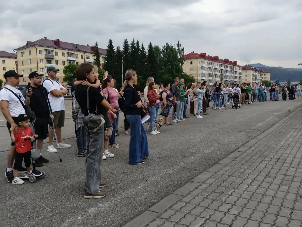 Прямо сейчас мы на площади Весенняя танцевали всем городом 🇷🇺💃

В День России наша площадь стала 