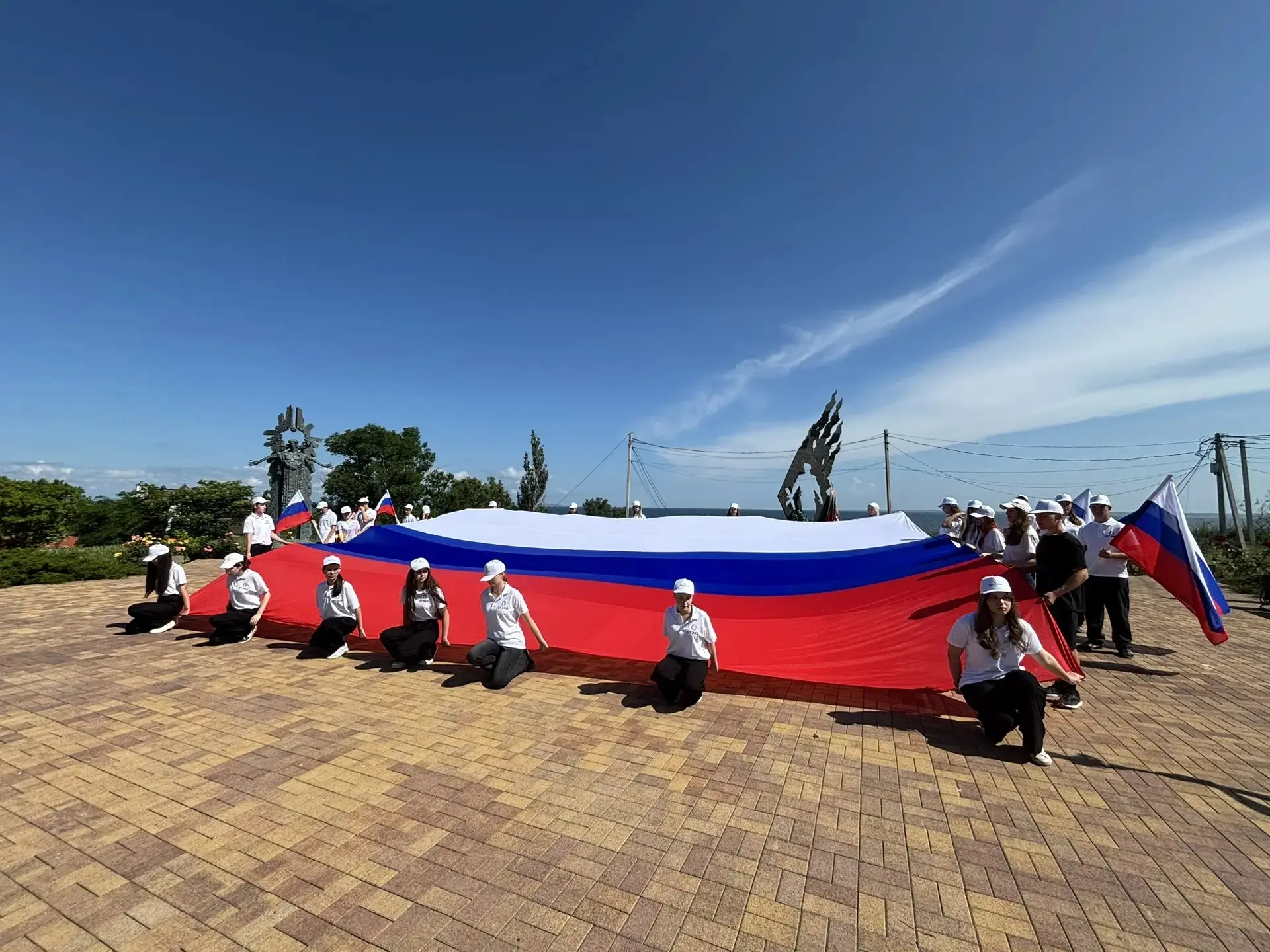 🎉🇷🇺💃В День России волонтеры Дома культуры "Юность" приняли участие в церемонии развертывания мас