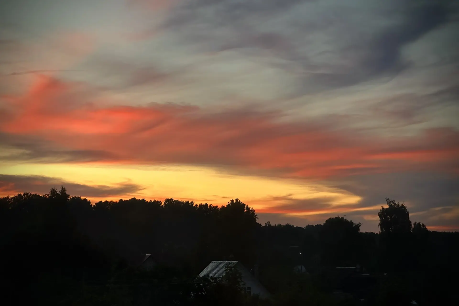 🌅 Пока за окном идут дожди, подписчики делятся ламповыми закатами 🥰