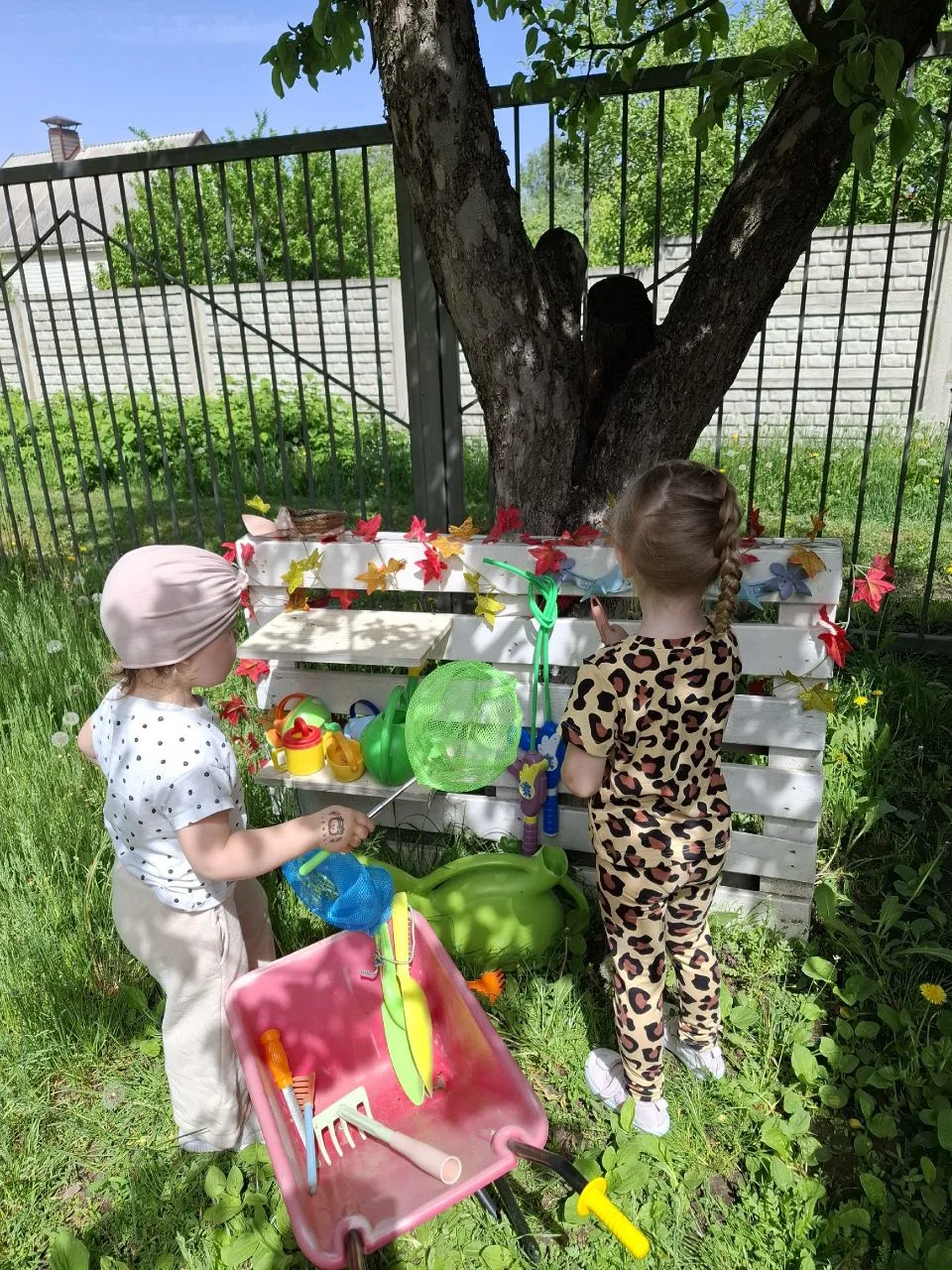 Ребята 2 младшей группы наводили порядок на своей площадке. 🧹

Работы было не мало: дети помогли уб