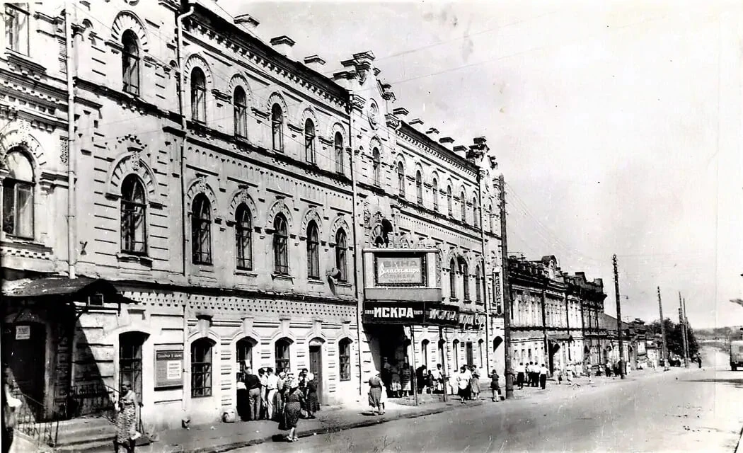 Окунемся в прошлое... 

Кинотеатр "Искра", 1957 г. 

Угадаете, что сейчас находится на его месте?

И