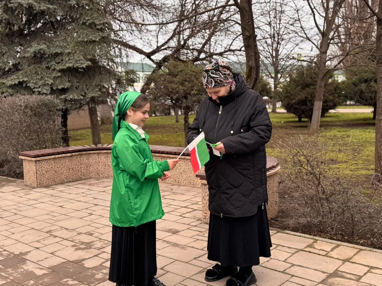 📌 В рамках празднования Дня Конституции Чеченской Республики представители школьной ячейки ЕДЮО «Юны