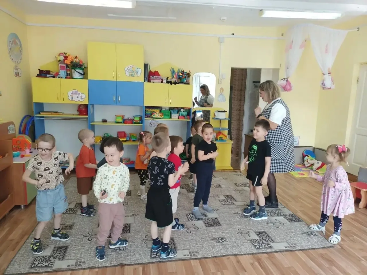 🎉 «День танцев» в младшей группе! 🎉

Сегодня у нас было по-настоящему зажигательное настроение! Ре